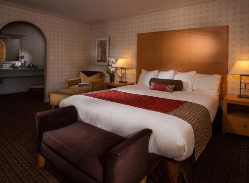 Ένα ή περισσότερα κρεβάτια σε δωμάτιο στο Menlo Park Inn