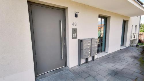 a door on the side of a building at CityVibe Apartment für bis zu 4 in Erlangen