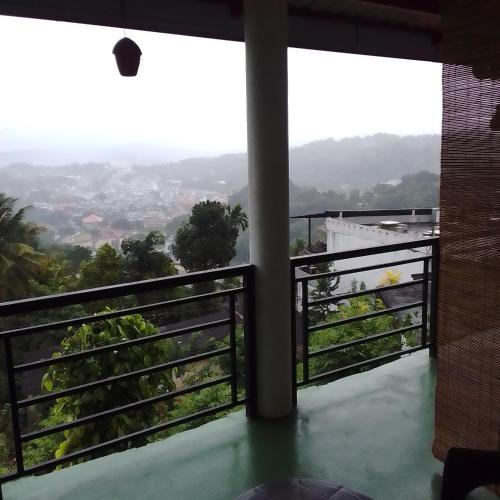 Vista general de una montaña o vista desde la casa de huéspedes