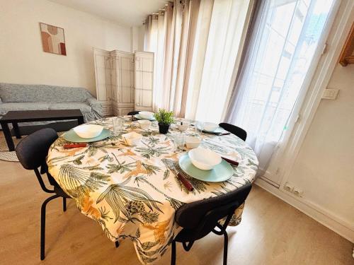une table de salle à manger avec une nappe dessus dans l'établissement Appartement rue Lecourbe, à Paris