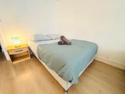 een bed in een kamer met een nachtkastje en een bed sidx sidx bij Appartement rue Lecourbe in Parijs
