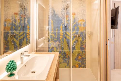 a bathroom with a sink and a shower at Hotel Internazionale in Torri del Benaco