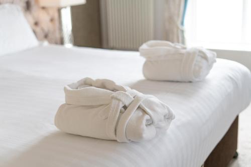 Postel nebo postele na pokoji v ubytování Redcastle Hotel