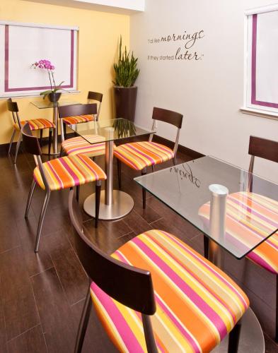 Χώρος καθιστικού στο Menlo Park Inn