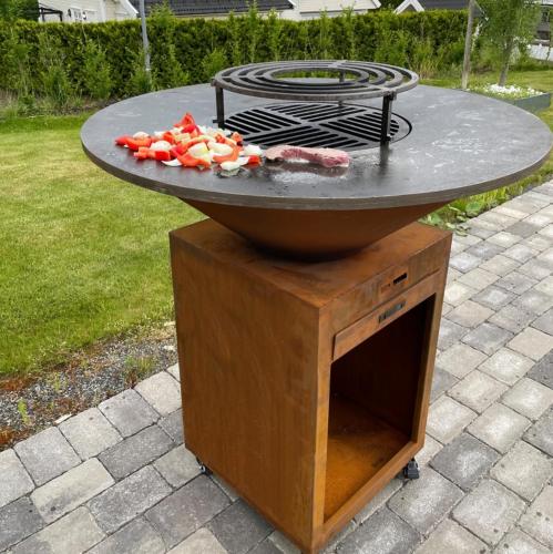 a grill with meat and vegetables on top of it at Vue sur Gindou gîte in Gindou