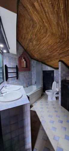 a bathroom with a sink and a toilet and a tub at VILLA TABARA HOTEL LA TERANGA Saly Senegal in Sali Poulang