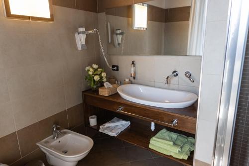 a bathroom with a sink and a toilet at Al Castello Resort in Sillavengo