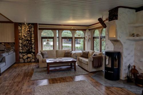 a living room with a couch and a fireplace at Trollheimen - Senjatrollet in Finnsæter