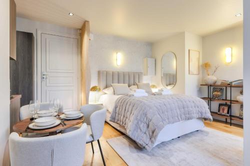 une chambre avec un lit, une table et des chaises dans l'établissement Chic studio - 2P - Arc de Triomphe, à Paris