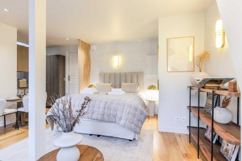 une chambre avec un lit et un salon dans l'établissement Chic studio - 2P - Arc de Triomphe, à Paris