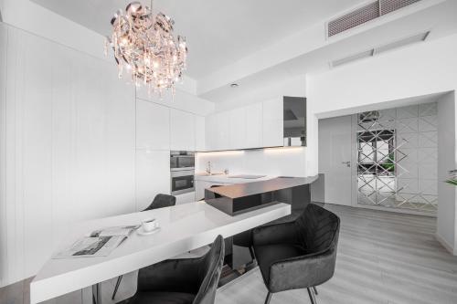 Кухня или мини-кухня в In The Sky - Apartamenty w Sky Tower
