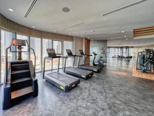 Fitness centrum a/nebo fitness zařízení v ubytování Stylish 2BR at Paramount Hotel Midtown