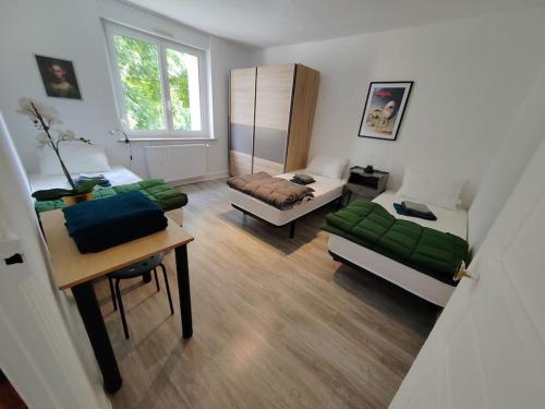 un salon avec un canapé et une table dans l'établissement Le Surréaliste près de Nancy, à Varangéville