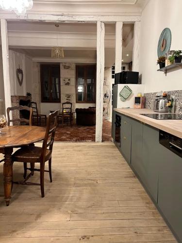 une cuisine avec une table en bois et une salle à manger dans l'établissement 