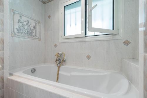 Koupelna v ubytování 2 PIECEs BALCON VUE IMPRENABLE MER---VILLE---MONTAGNE