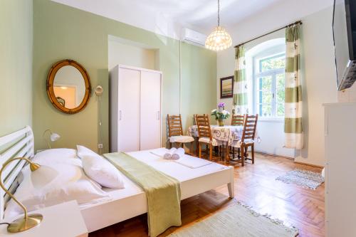 Traditional Dalmatian apt 3 min walk to beach