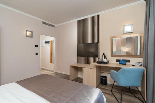 Televisyen dan/atau pusat hiburan di Berkeley Hotel