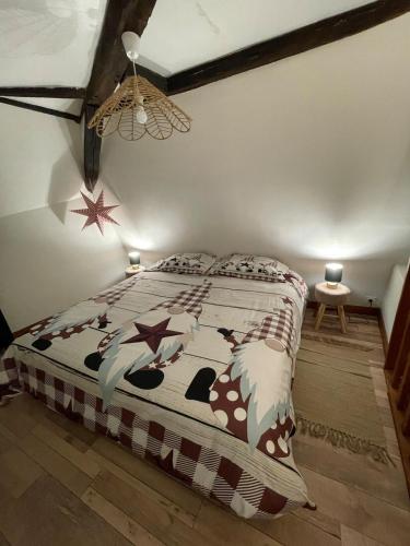 une chambre avec un lit avec une couette dessus dans l'établissement 