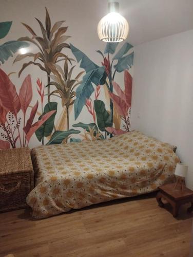 une chambre avec un lit avec un papier peint fleuri dans l'établissement Maison de ville, à Romans-sur-Isère