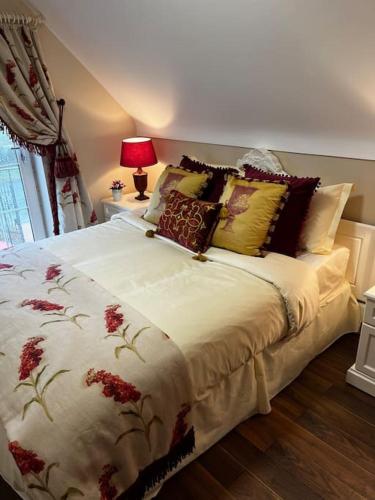 a bedroom with a large bed with flowers on it at Sarsa Cottage Ballynahinch in Ballynahinch