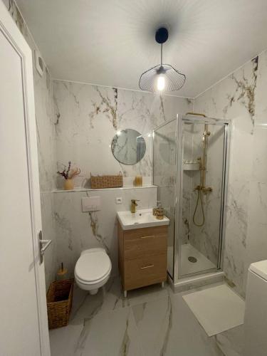 une salle de bain avec une douche, des toilettes et un lavabo dans l'établissement Cozy Studio Heart of La Défense - 10 min to Paris, à Courbevoie