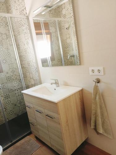 a bathroom with a sink and a mirror at Apartamento LUZ E in Bolonia