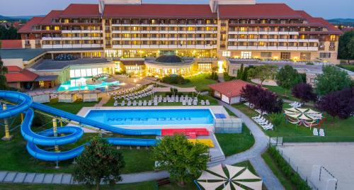 eine Luftansicht eines Hotels mit Wasserpark in der Unterkunft Hunguest Hotel Pelion in Tapolca