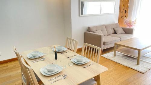 un salon avec une table et un canapé dans l'établissement 109 - 100m2 Suite Opulence Royale, à Courbevoie