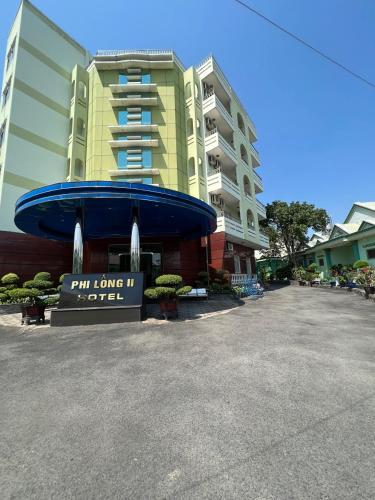 a building with a fountain in front of a building at Phi Long 2 Hotel Thu Dau Mot in Thu Dau Mot