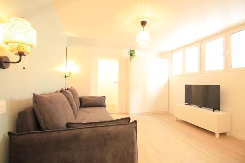 Disponible - Appartement Entier Rénové - Canapé Lit Emma - RERB, 5mn Paris - 2 pers - Parking Rue Gratuit - Tout équipé - 1er étage - 3