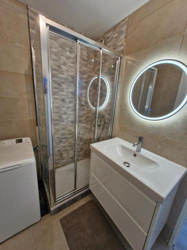 ein Badezimmer mit Dusche, Waschbecken und Toilette in der Unterkunft Villers vue sur mer in Villers-sur-Mer