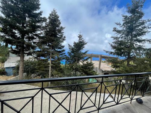 Ionian home في Exanthia: شرفة بها أشجار وجسر في الخلفية