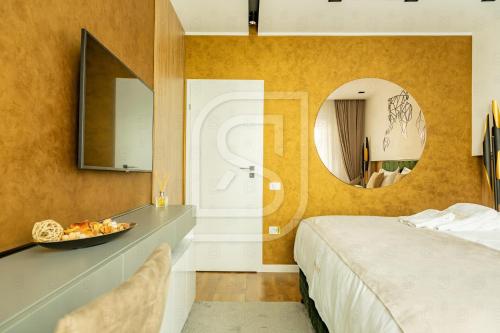 un dormitorio con una cama y un espejo en Intermezzo by Kristal Collection, en Bucarest