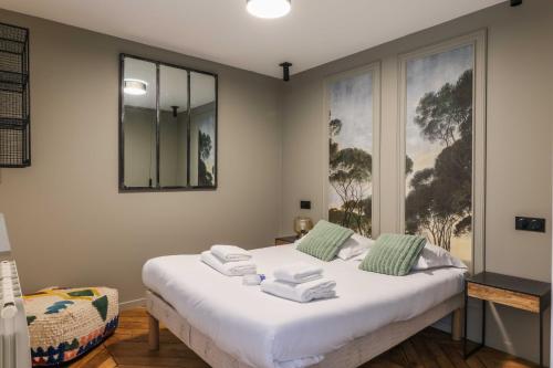 une chambre avec un lit avec des serviettes dessus dans l'établissement Cosy apartment - 1BR-4P - Near Nation, à Paris