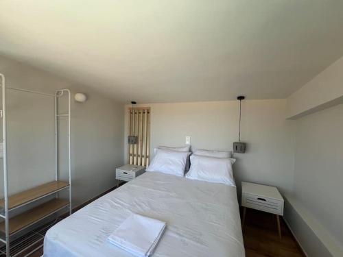 Ένα ή περισσότερα κρεβάτια σε δωμάτιο στο springs suites no4