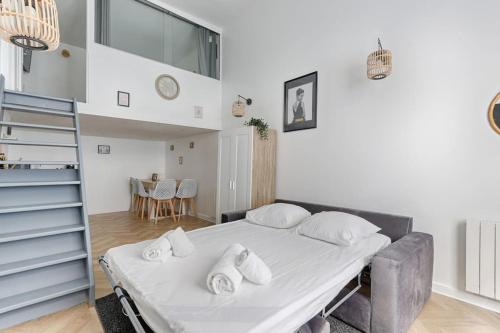 une chambre avec un lit blanc dans une pièce dans l'établissement Sentier Historical Center III Charming Apartment, à Paris