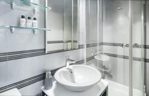 Bright and Luxurious 2BR Home in Central Glyfada