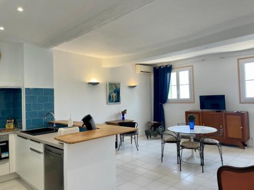 une cuisine et une salle à manger avec une table et des chaises dans l'établissement Palais Hongran de Fiana, à Nice