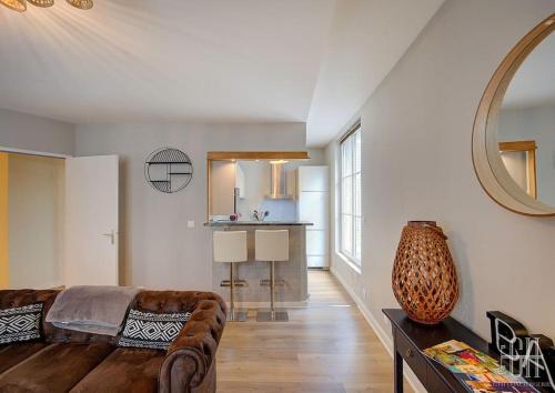 un salon avec un canapé et une table dans l'établissement Begonia - Place Plumereau, à Tours