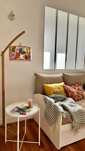 un salon avec un canapé et une table dans l'établissement Ile de Malvy, à Saint-Simeux