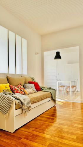 un canapé avec des coussins dessus dans un salon dans l'établissement Ile de Malvy, à Saint-Simeux