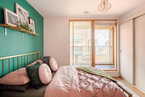 Waterfront 2 bed apartment with views over Ipswichにあるベッド