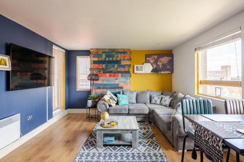 イプスウィッチにあるWaterfront 2 bed apartment with views over Ipswichのソファとテーブルのあるリビングルーム