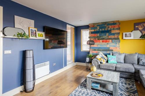 イプスウィッチにあるWaterfront 2 bed apartment with views over Ipswichの青と黄色の壁のリビングルーム