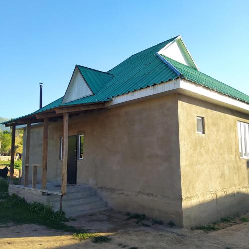a small house with a green roof at Jusup Guest House, Hostel in Dzhangyaryk