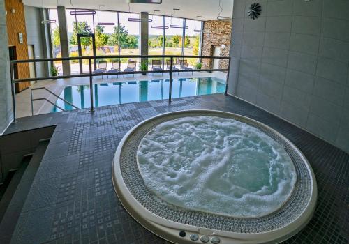 a bath tub in the middle of a swimming pool at Penziony Hnanice in Hnanice