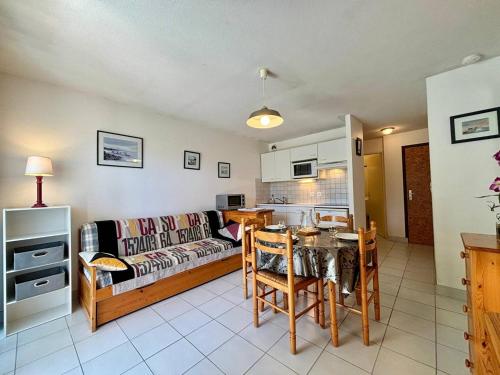 un salon avec un canapé et une table dans l'établissement Appartement 2 pièces avec jardin, calme, proche plage et commerces, parking privé inclus, Carnac - FR-1-377-33, à Carnac