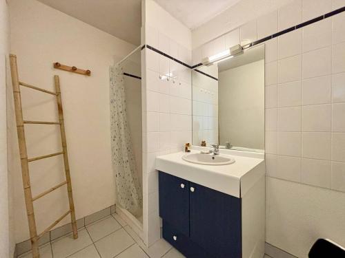 une salle de bain avec un lavabo et un miroir dans l'établissement Appartement 2 pièces avec jardin, calme, proche plage et commerces, parking privé inclus, Carnac - FR-1-377-33, à Carnac