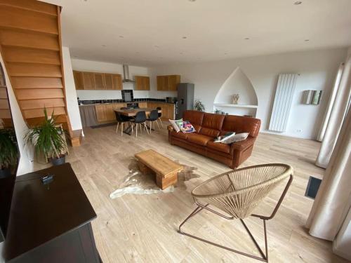 un salon avec un canapé et une table dans l'établissement Villa Pelanghi, maison Atypique en Drôme des collines, à Moras-en-Valloire