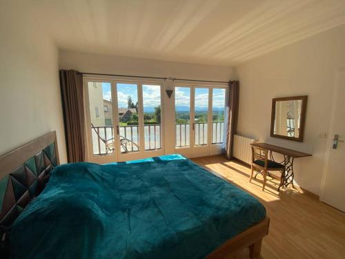 une chambre avec un grand lit et un balcon dans l'établissement Villa Pelanghi, maison Atypique en Drôme des collines, à Moras-en-Valloire